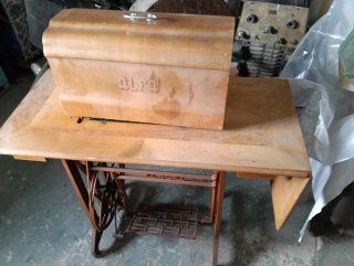 Máquina de coser Alfa antigua