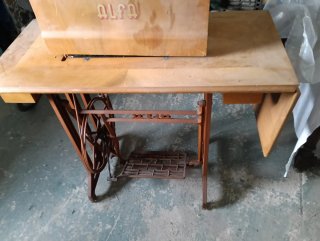 Máquina de coser Alfa antigua