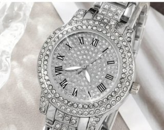 Conjunto de Joyería y Reloj de Lujo Elegante.
