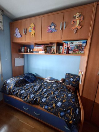 Dormitorio juvenil con cajones y estanterías
