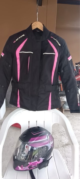 Conjunto chaquetas y cascos de hombre y mujer