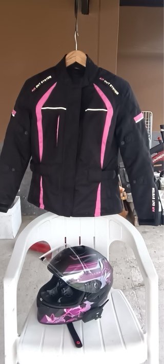 Conjunto chaquetas y cascos de hombre y mujer