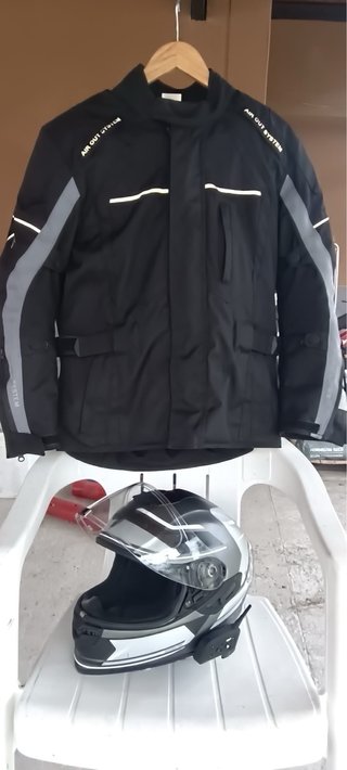 Conjunto chaquetas y cascos de hombre y mujer