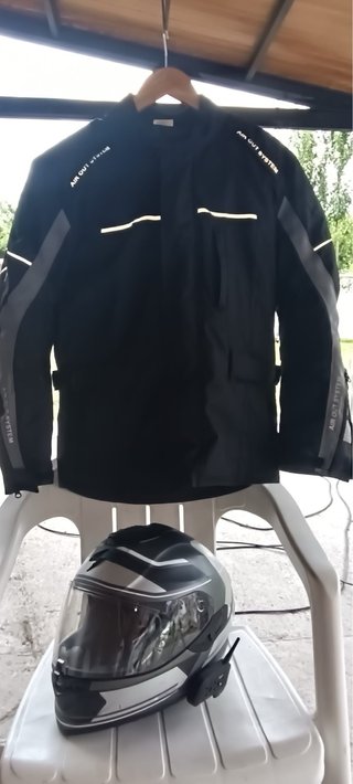 Conjunto chaquetas y cascos de hombre y mujer