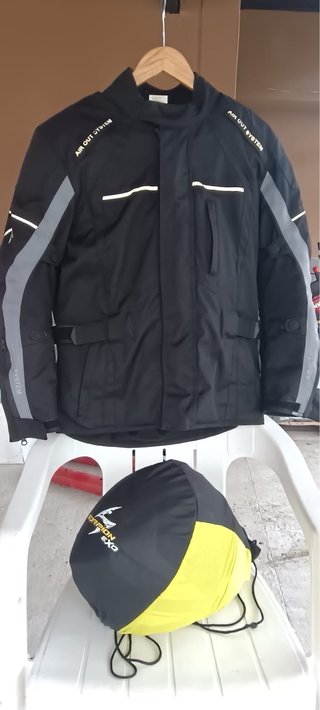 Conjunto chaquetas y cascos de hombre y mujer
