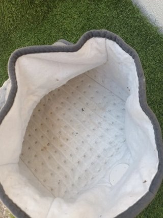 Cama para mascotas gris y blanca