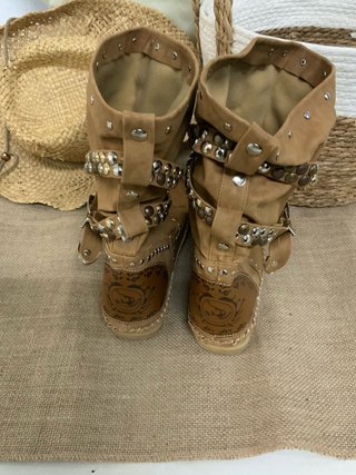 Botas de ante con tachuelas