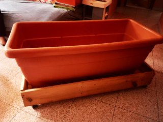 Jardinera con ruedas y base de madera