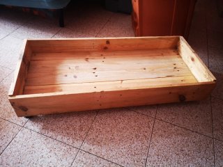 Jardinera con ruedas y base de madera