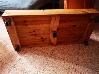 Jardinera con ruedas y base de madera