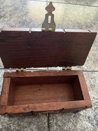 Caja baúl de madera con detalles metálicos