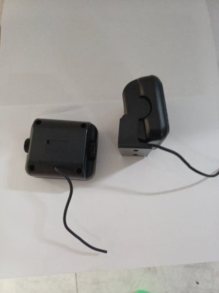 Altavoces negros con cable