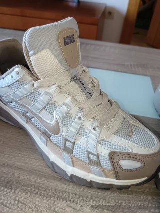 Zapatillas Nike Beige y Blancas