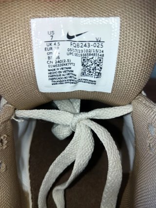 Zapatillas Nike Beige y Blancas