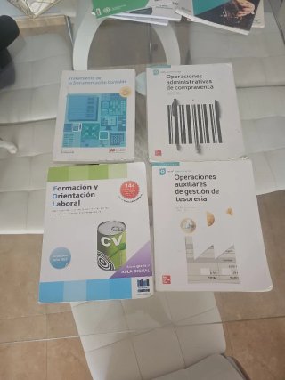 Libros grado medio de administración, 18 euros c/u
