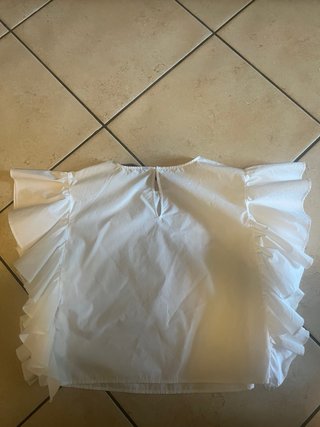 Camicetta bianca elegante con volant
