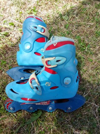 Pattini in linea blu per bambini