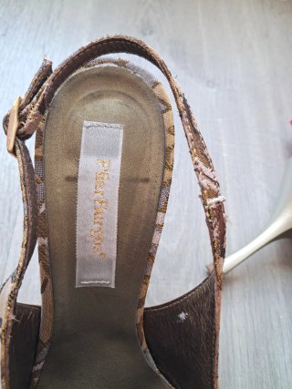 Zapatos de tacón slingback dorados