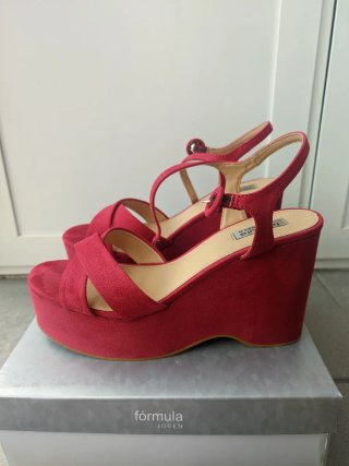 Sandalias con cuña de Fórmula Joven