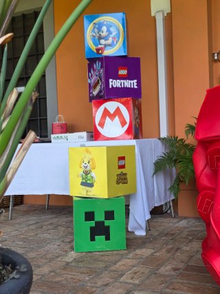 Cubi di cartone decorativi a tema videogiochi