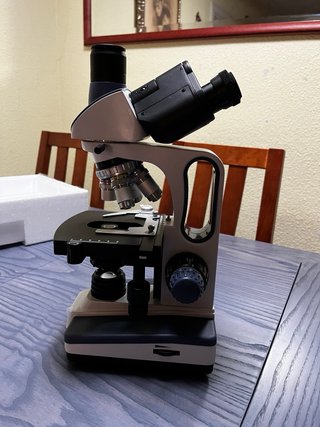 Microscopio Swift SW350T con muestras.