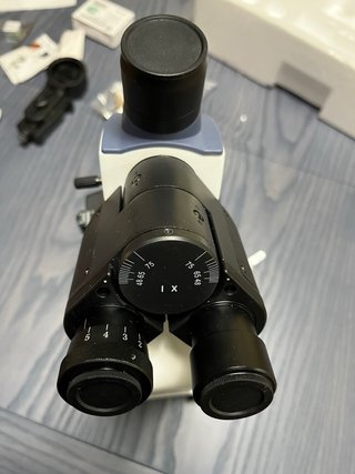 Microscopio Swift SW350T con muestras.