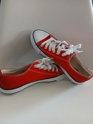 Zapatillas rojas y blancas