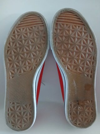 Zapatillas rojas y blancas