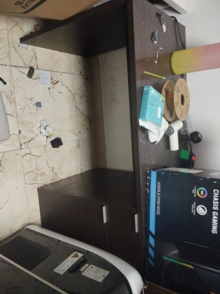 Mesa de estudio de madera y plástico