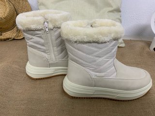 Botas de invierno beige y blancas