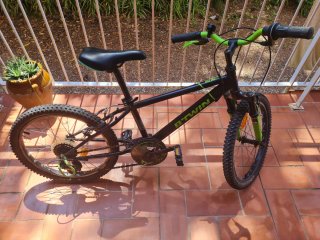 Bicicleta infantil B'TWIN 20 pulgadas, funcionando