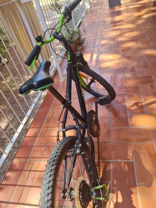 Bicicleta infantil B'TWIN 20 pulgadas, funcionando