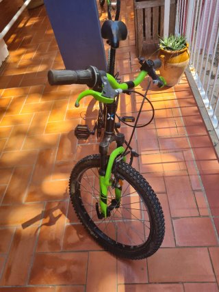 Bicicleta infantil B'TWIN 20 pulgadas, funcionando