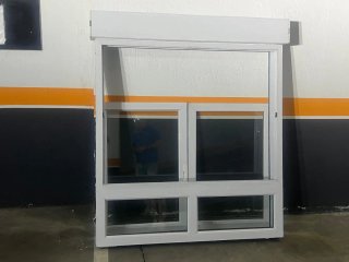 Ventana aluminio blanco climalit con persiana.