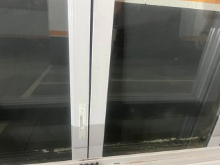 Ventana aluminio blanco climalit con persiana.
