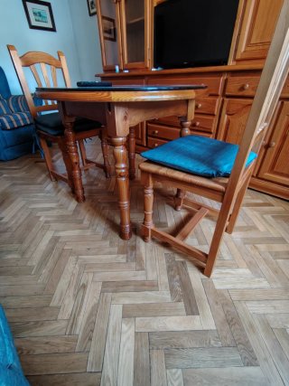 Mesa camilla, madera y 4 sillas. Población Segovia