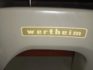 Máquina de coser Wertheim antigua con mueble