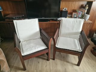 Sillones de madera marrón
