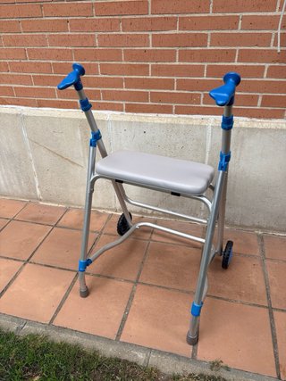 Andador con asiento y ruedas plegable