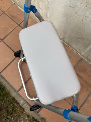 Andador con asiento y ruedas plegable