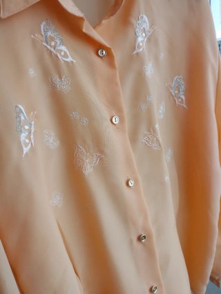 Camisa de mujer con mariposas