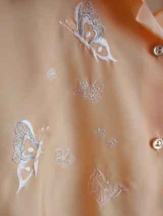 Camisa de mujer con mariposas