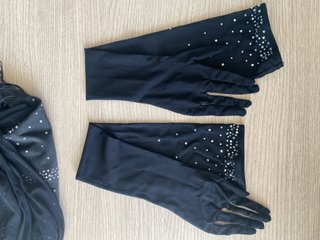 Traje de baile con pedrería y flecos