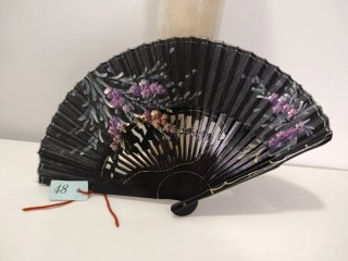Abanico negro con flores moradas 22 cm
