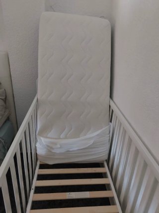 Cuna blanca infantil más colchón.