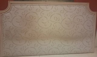 Cabecero de cama tapizado beige y marrón.