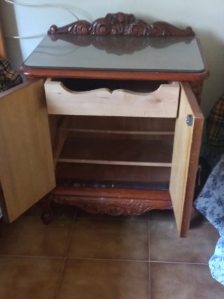 2 Mesitas de noche. Madera marron oscuro . Años 40