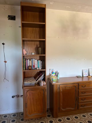 Estantería de madera alta