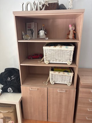 Escritorio y estantería de madera