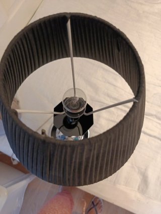 Lámpara de techo y mesitas